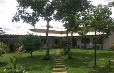 Imagem: A casa possui 4 Dormitórios, 3 Banheiros, 4 Vagas na garagem