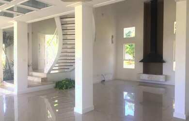 Imagem: A casa em condomínio possui 4 Dormitórios, 5 Banheiros, 2