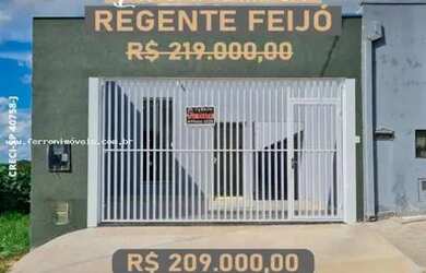 Imagem: A casa possui 3 Dormitórios, 2 Banheiros, 2 Vagas na garagem