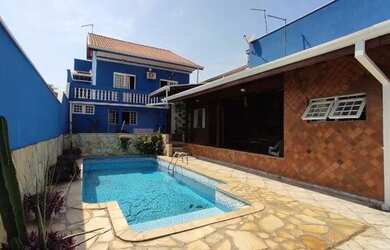 Imagem: A casa possui 3 Dormitórios, 3 Banheiros, 4 Vagas na garagem