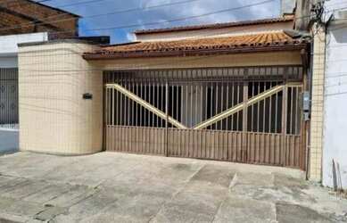 Imagem: A casa possui 3 Dormitórios, 2 Banheiros, 3 Vagas na garagem