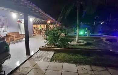 Imagem: A casa possui 2 Dormitórios, 5 Vagas na garagem e está localizado