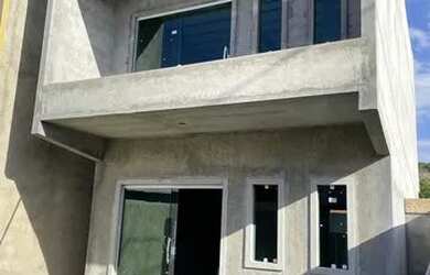 Imagem: A casa possui 3 Dormitórios, 2 Banheiros, 2 Vagas na garagem