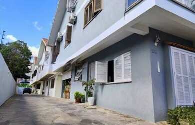 Imagem: A casa em condomínio possui 3 Dormitórios, 1 Banheiro, 2 Vagas