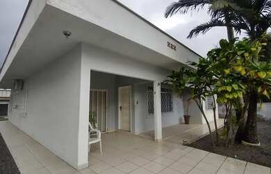 Imagem: A casa possui 4 Dormitórios, 2 Banheiros, 3 Vagas na garagem