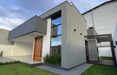 Imagem: A casa possui 3 Dormitórios, 2 Banheiros, 2 Vagas na garagem