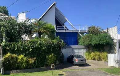 Imagem: A casa possui 3 Dormitórios, 4 Banheiros, 4 Vagas na garagem