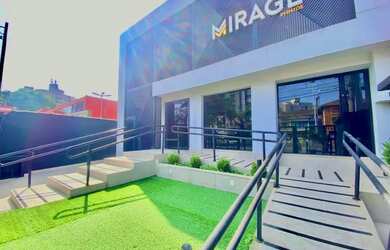 Imagem: A casa possui 3 Dormitórios, 5 Banheiros, 450m² de Área e