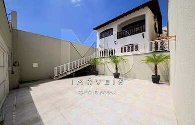 Imagem: A casa possui 4 Dormitórios, 3 Banheiros, 3 Vagas na garagem