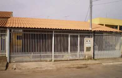 Imagem: A casa possui 2 Dormitórios, 1 Banheiro, 1 Vaga na garagem