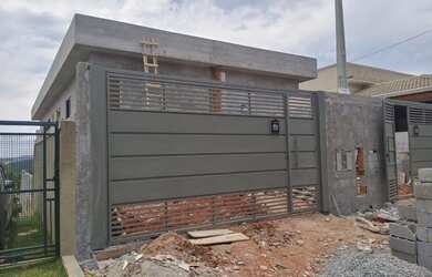 Imagem: A casa possui 3 Dormitórios, 3 Banheiros, 2 Vagas na garagem