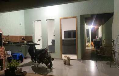 Imagem: A casa possui 2 Dormitórios, 2 Banheiros, 1 Vaga na garagem