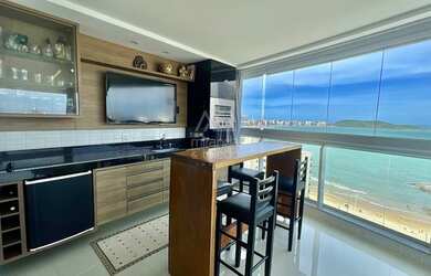 Imagem: O apartamento possui 4 Dormitórios, 3 Banheiros, 2 Vagas na