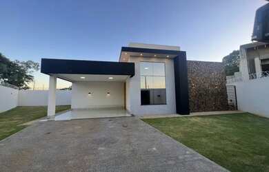 Imagem: A casa possui 3 Dormitórios, 3 Banheiros, 2 Vagas na garagem