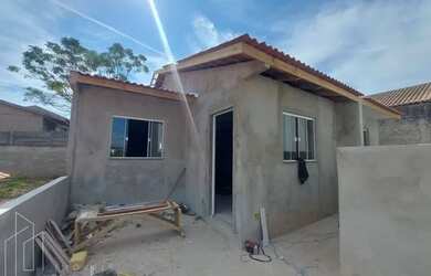 Imagem: A casa possui 2 Dormitórios, 1 Banheiro, 3 Vagas na garagem