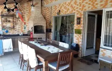 Imagem: A casa possui 3 Dormitórios, 2 Banheiros, 4 Vagas na garagem