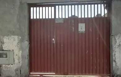 Imagem: A casa possui 2 Dormitórios, 1 Banheiro e 4 Vagas na garagem