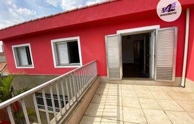 Imagem: A casa possui 4 Dormitórios, 5 Banheiros, 2 Vagas na garagem