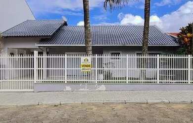 Imagem: A casa possui 4 Dormitórios, 2 Banheiros, 3 Vagas na garagem