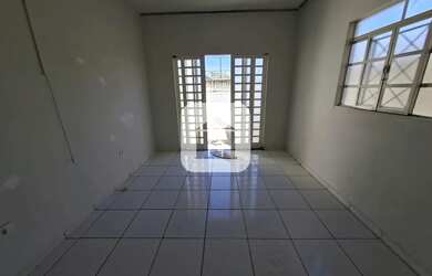 Imagem: A casa possui 3 Dormitórios, 3 Banheiros, 2 Vagas na garagem