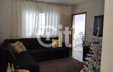 Imagem: A casa possui 3 Dormitórios, 1 Banheiro, 2 Vagas na garagem