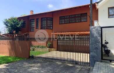 Imagem: A casa possui 4 Dormitórios, 4 Banheiros, 4 Vagas na garagem