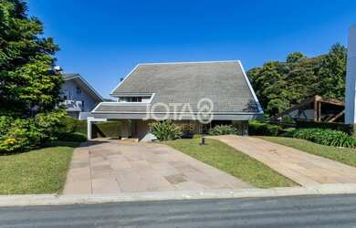 Imagem: A casa em condomínio possui 4 Dormitórios, 5 Banheiros, 4