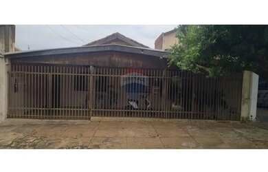 Imagem: A casa possui 4 Dormitórios, 2 Banheiros, 3 Vagas na garagem