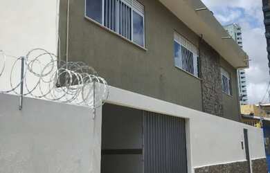 Imagem: A casa possui 4 Dormitórios, 3 Banheiros, 1 Vaga na garagem