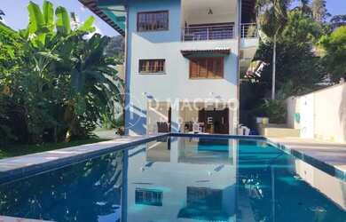 Imagem: A casa possui 4 Dormitórios, 4 Banheiros, 3 Vagas na garagem