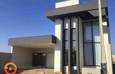 Imagem: A casa possui 3 Dormitórios, 2 Banheiros, 2 Vagas na garagem