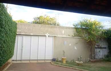 Imagem: A casa possui 3 Dormitórios, 1 Banheiro, 3 Vagas na garagem