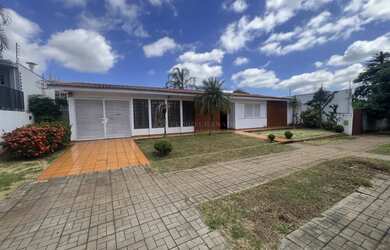 Imagem: A casa possui 3 Dormitórios, 4 Banheiros, 1 Vaga na garagem