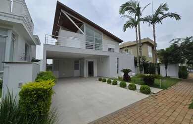 Imagem: A casa em condomínio possui 5 Dormitórios, 5 Banheiros, 4