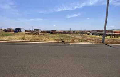 Imagem: O terreno possui 160m² de Área e está localizado em Cravinhos