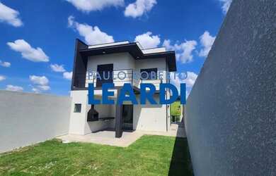 Imagem: A casa possui 3 Dormitórios, 3 Banheiros, 2 Vagas na garagem