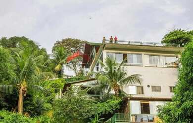 Imagem: A casa possui 5 Dormitórios, 5 Banheiros, 4 Vagas na garagem