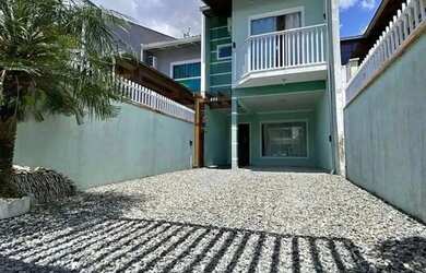 Imagem: A casa possui 3 Dormitórios, 3 Banheiros, 1 Vaga na garagem