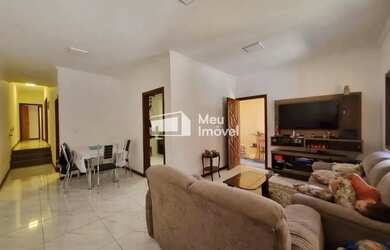 Imagem: A casa possui 3 Dormitórios, 3 Banheiros, 2 Vagas na garagem