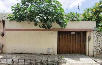 Imagem: A casa possui 5 Dormitórios, 3 Banheiros, 1 Vaga na garagem