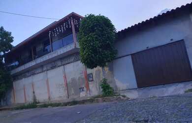 Imagem: A casa possui 3 Dormitórios, 2 Banheiros, 2 Vagas na garagem