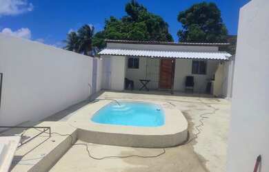 Imagem: A casa possui 2 Dormitórios, Acomodam 10 pessoas, 2 Vagas na