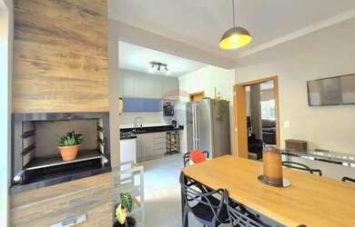 Imagem: A casa possui 3 Dormitórios, 3 Banheiros, 2 Vagas na garagem