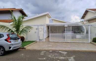 Imagem: A casa possui 3 Dormitórios, 2 Banheiros, 4 Vagas na garagem