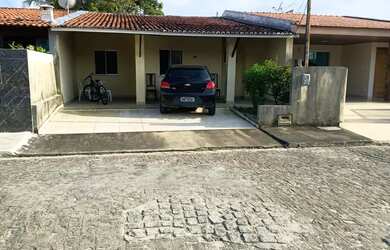 Imagem: A casa em condomínio possui 3 Dormitórios, 1 Banheiro, 2 Vagas