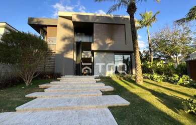 Imagem: A casa em condomínio possui 5 Dormitórios, 5 Banheiros, 5