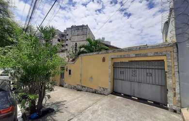 Imagem: A casa possui 3 Dormitórios, 1 Banheiro, 2 Vagas na garagem