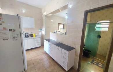 Imagem: A casa possui 3 Dormitórios, 2 Banheiros, 2 Vagas na garagem