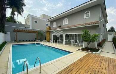 Imagem: A casa possui 4 Dormitórios, 5 Banheiros, 4 Vagas na garagem