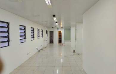 Imagem: O depósito possui 3 Vagas na garagem, 205m² de Área e está